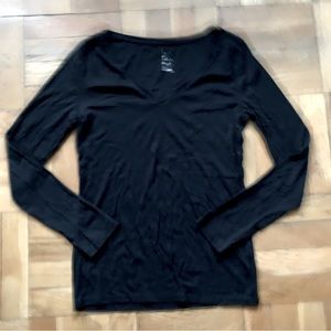 A New Day size Medium Black Long-Sleeve V-Neck T-shirt